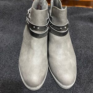 Size 9 gray boots